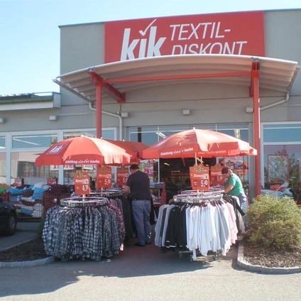 A terjeszkedés az első KiK-üzlet 1998-as megnyitásával kezdődött Ausztriában