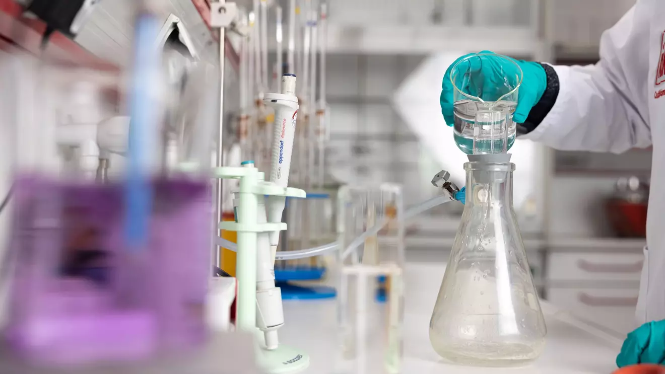 Különböző anyagok összetételének vizsgálata a KiK laboratóriumában
