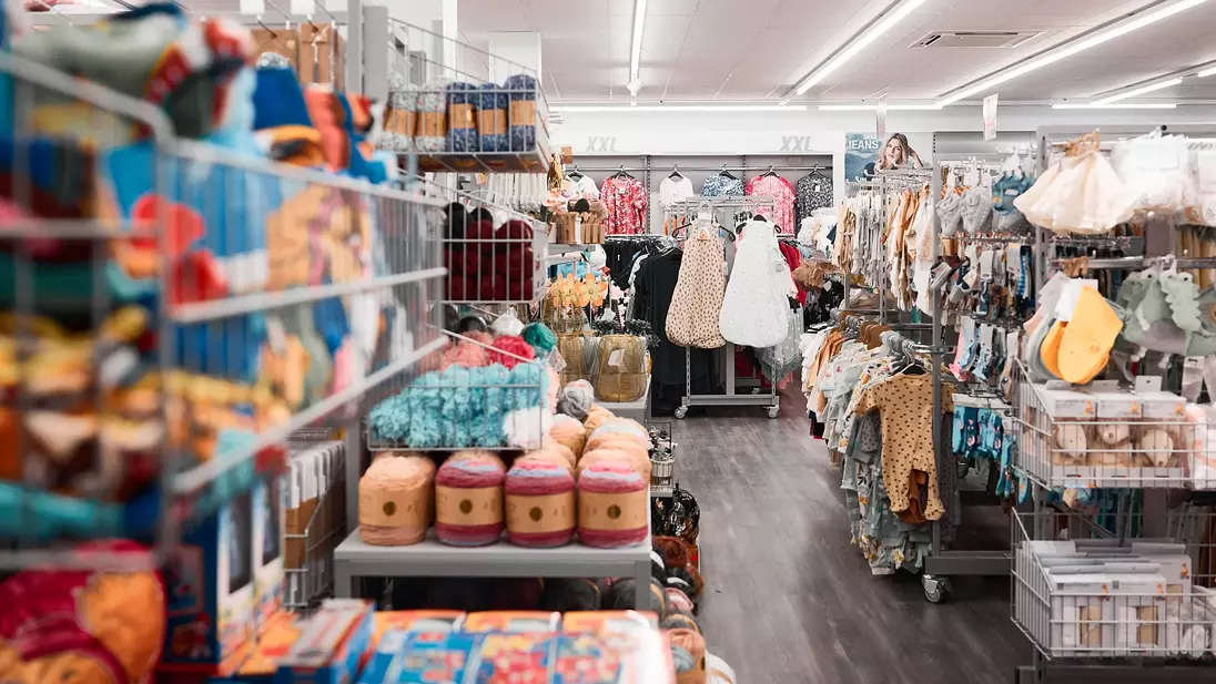 A non-food és textiltermékek kínálatának bemutatása egy KiK-üzletben