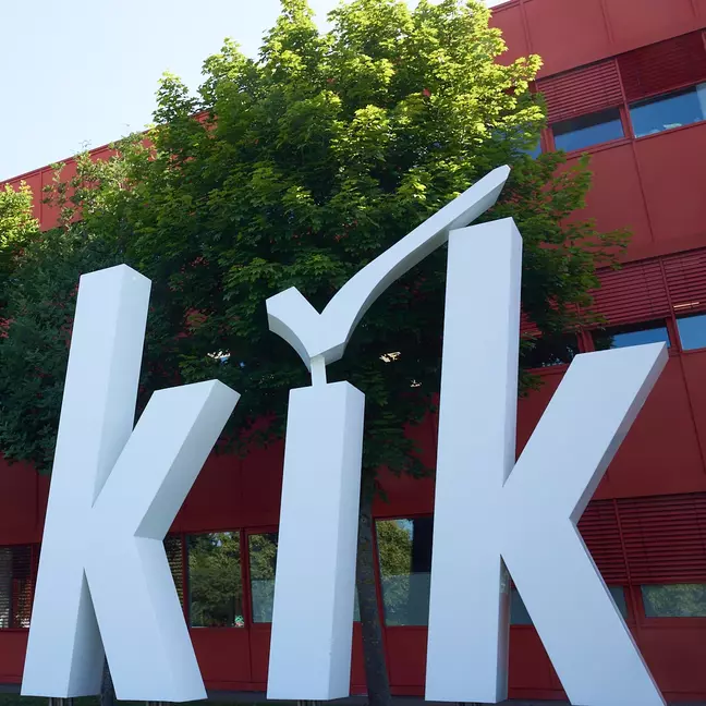 Nagy KiK-logó a KiK központjának külső részén