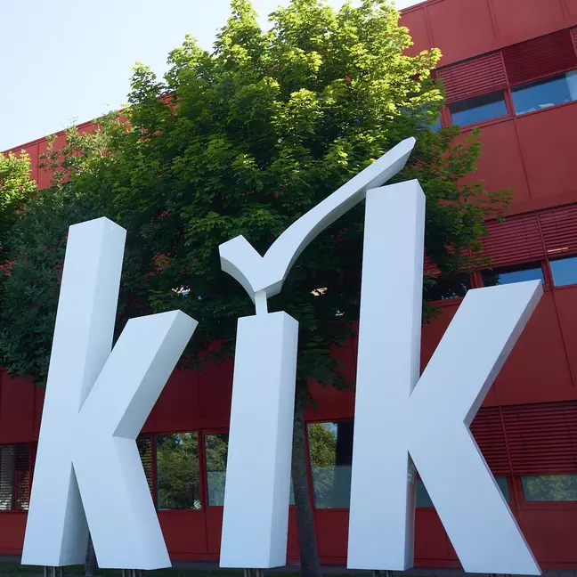Nagy KiK-logó a KiK központjának külső részén