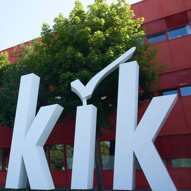 Nagy KiK-logó a KiK központjának külső részén