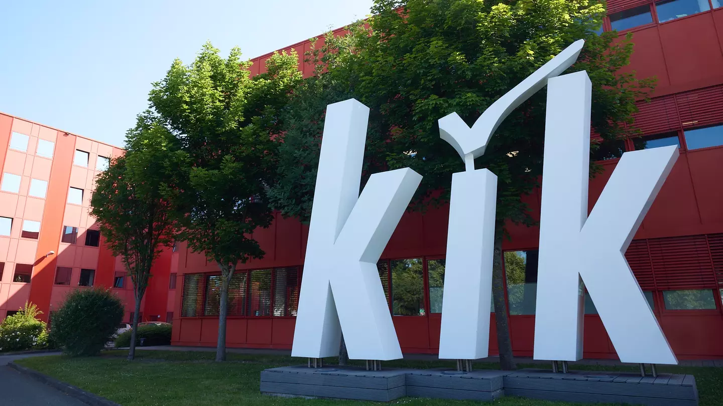 Nagy KiK-logó a KiK központjának külső részén