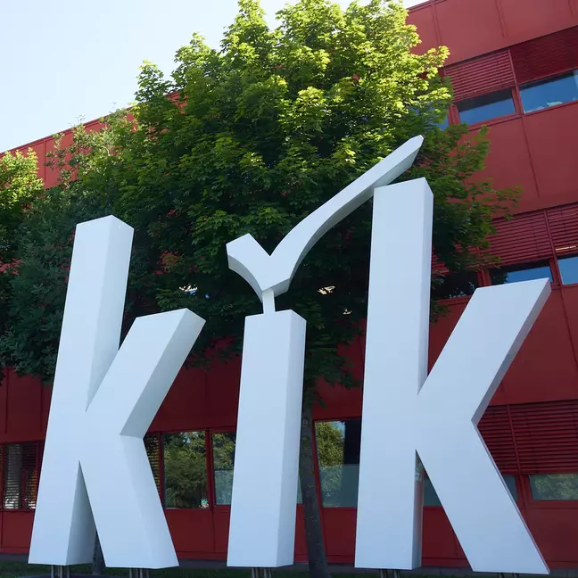 Nagy KiK-logó a KiK központjának külső részén