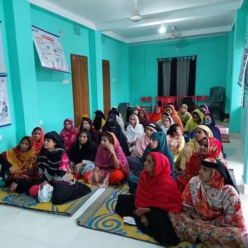 Egy bangladesi női kávézó résztvevői egy közös programon