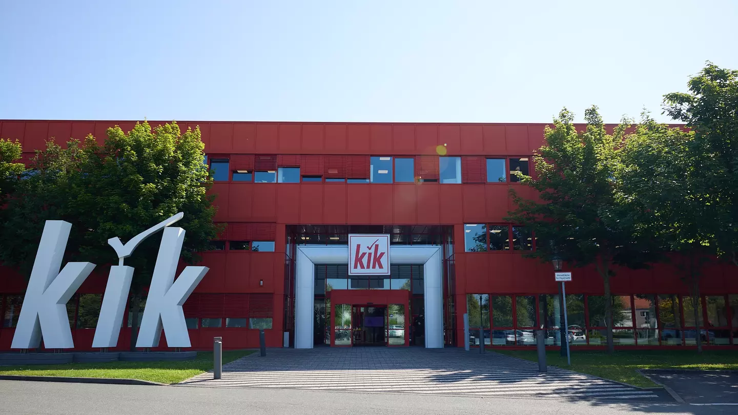 A böneni (Németország) KiK-központ bejárata a nagyméretű KiK-logóval.