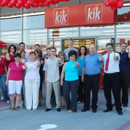 2008-ban a KiK tovább terjeszkedik Kelet-Európában, és megnyílnak az első üzletek Magyarországon és Szlovákiában