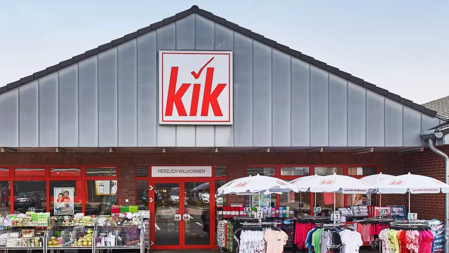 KiK-üzlet nagy KiK-logóval és nagy kültéri eladótérrel