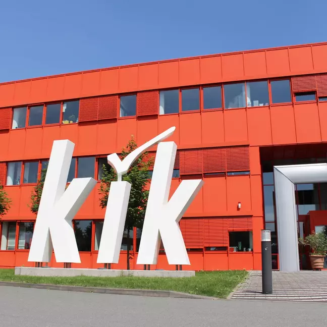 A KiK központi irodájának bejárata Bönenben, nagy KiK-logóval