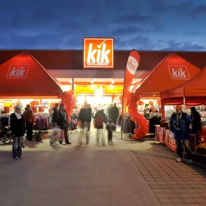 Az első nagy mérföldkő. Az osztrák terjeszkedést követően egy évvel később megnyílik az 500. KiK üzlet